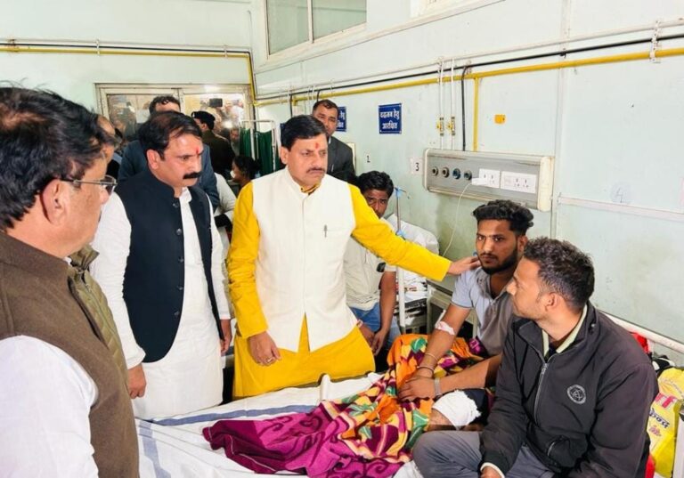 गुना सड़क हादसे में 12 लोगों की मौत और 14 घायल, घायलों से मिलने पहुंचे CM मोहन यादव