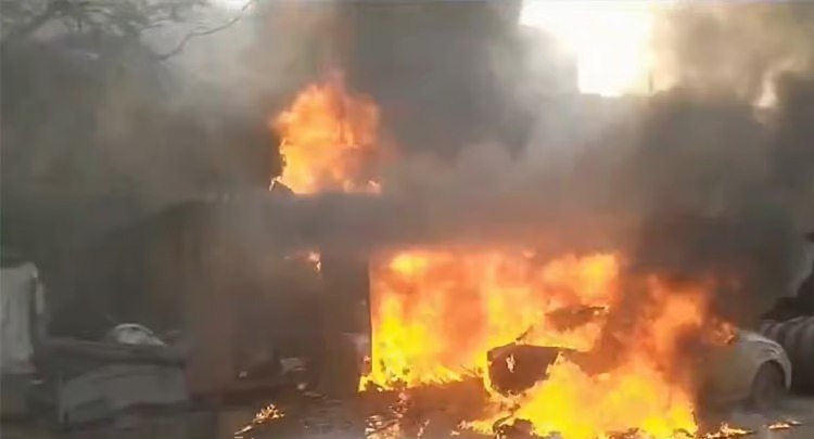 आंध्र प्रदेश : विशाखापत्तनम के एक फल बाजार में लगी भीषण आग
