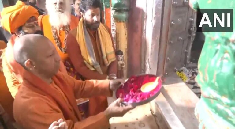 अयोध्या पहुंचे CM योगी, हनुमानगढ़ी मंदिर में की पूजा-अर्चना