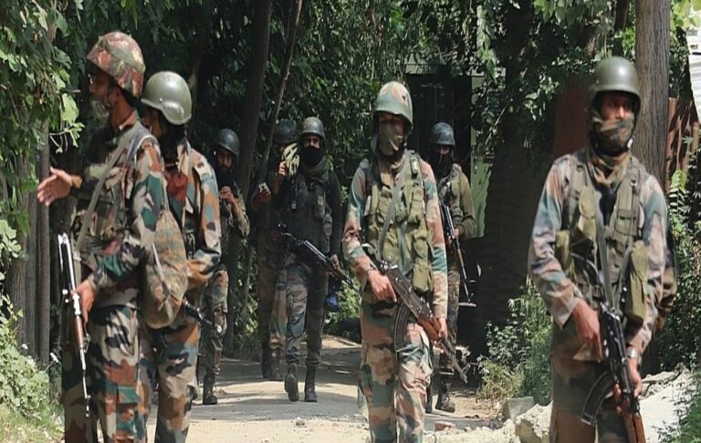 जम्मू-कश्मीर: सेना का सर्च ऑपरेशन जारी, भारी मात्रा में हथियार-गोला बारूद बरामद