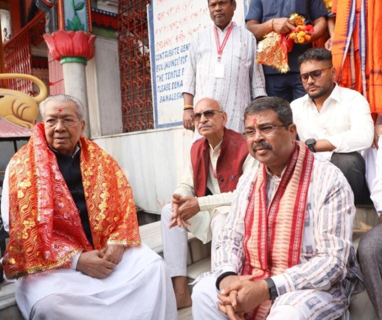 छत्तीसगढ़ राज्यपाल विश्वभूषण हरिचंदन ने समलेश्वरी मंदिर में की पूजा-अर्चना