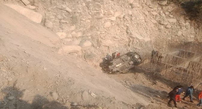 हिमाचल प्रदेश: निर्माणाधीन पुल के सरियों पर जा गिरी कार, दो लोगों की मौत की खबर