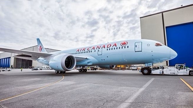 Canada: फ्लाइट के उड़ान भरने से पहले ही केबिन का दरवाजा खोलकर कूदा यात्री, विमान में मचा हड़कंप