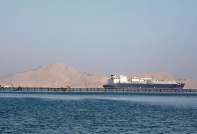 सोमालिया के तट से जहाज हाइजैक, क्रू में 15 भारतीय शामिल, नौसेना ने भेजा अपना युद्धक जहाज