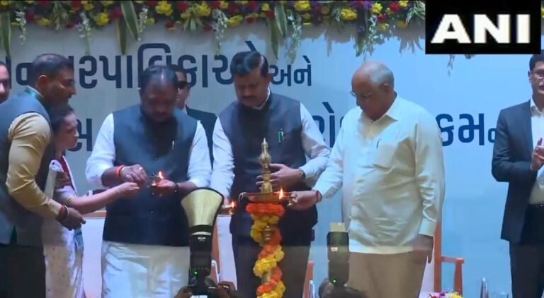 गुजरात के CM भूपेन्द्र पटेल गांधीनगर में चेक वितरण समारोह में हुए शामिल