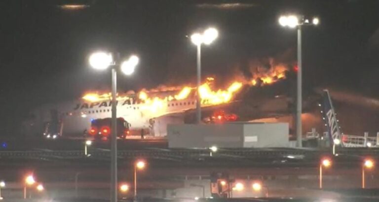 जापान: टोक्यो में रनवे पर विमान में लगी भीषण आग
