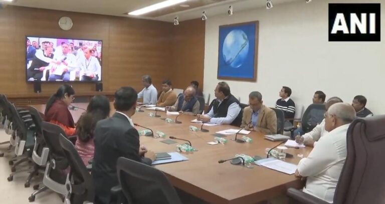 गुजरात: CM भूपेन्द्र पटेल ने वीडियो कॉन्फ्रेंसिंग के जरिए विकसित भारत संकल्प यात्रा रथ के सारथी और कार्यक्रम से जुड़े कार्यकर्ताओं से बातचीत की