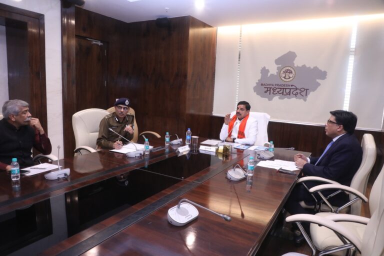 मप्र: ट्रक ड्राइवर्स की हड़ताल पर CM डॉ. मोहन यादव ने कमिश्नर, कलेक्टर और एसपी के साथ की बैठक