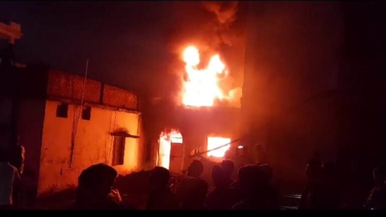 मप्र: एक बैटरी की दुकान में लगी भीषण आग