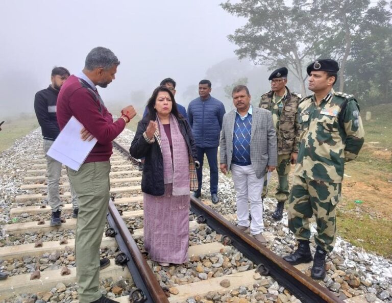 केंद्रीय राज्य मंत्री मीनाक्षी लेखी ने अगरतला-अखौरा रेल लिंक और निश्चिंतपुरा रेलवे स्टेशन का किया दौरा