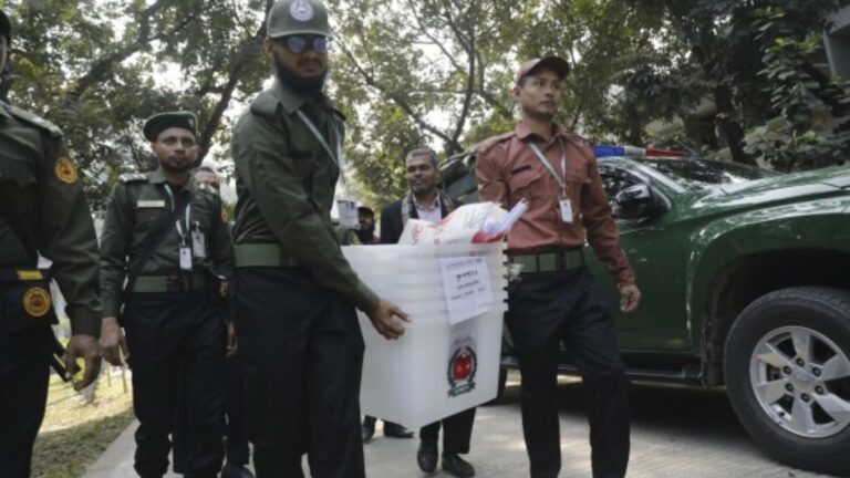 Bangladesh Election: बांग्लादेश में विपक्ष के बहिष्कार के बीच मतदान शुरू, सुरक्षा के बीच वोटिंग