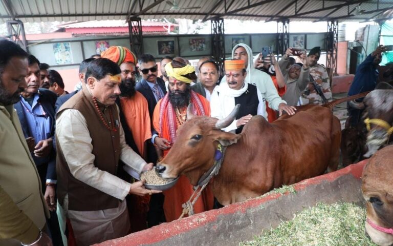 सीएम डॉ. मोहन यादव पहुंचे उज्जैन, गौशाला में गौमाता को गौ आहार खिलाकर की सेवा