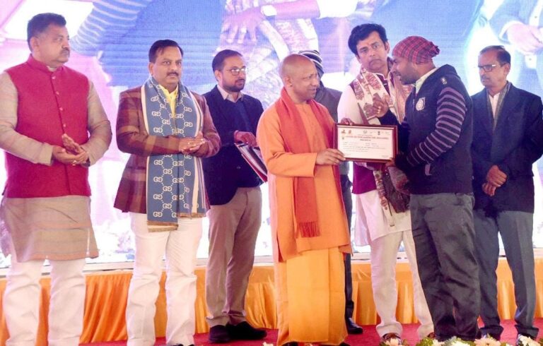 उप्र: ‘विकसित भारत संकल्प यात्रा’ कार्यक्रम में शामिल हुए CM योगी, विभिन्न योजनाओं के लाभार्थियों को वितरित किए प्रमाण-पत्र