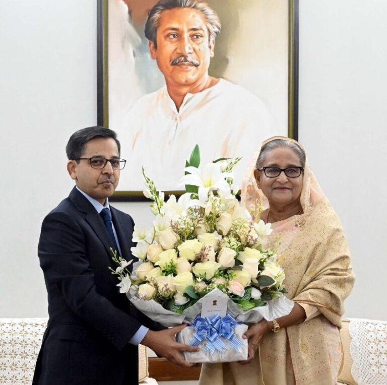 बांग्लादेश में भारत के उच्चायुक्त प्रणय वर्मा ने PM शेख हसीना से की मुलाकात