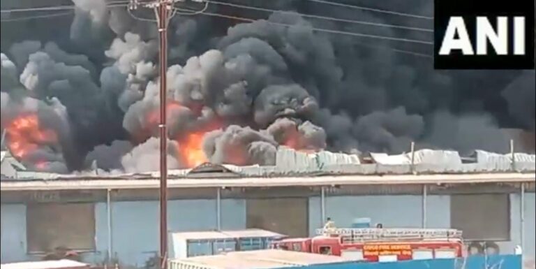 महाराष्ट्र : गोदाम में लगी भीषण आग, दमकल की गाड़ियां मौके पर मौजूद