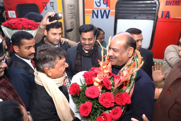 लोकसभा अध्यक्ष ओम बिड़ला दो दिवसीय दौरे पर पहुंचे भोपाल, एमपी विधान सभा अध्यक्ष नरेंद्र सिंह तोमर और कैलाश विजयवर्गीय ने किया स्‍वागत