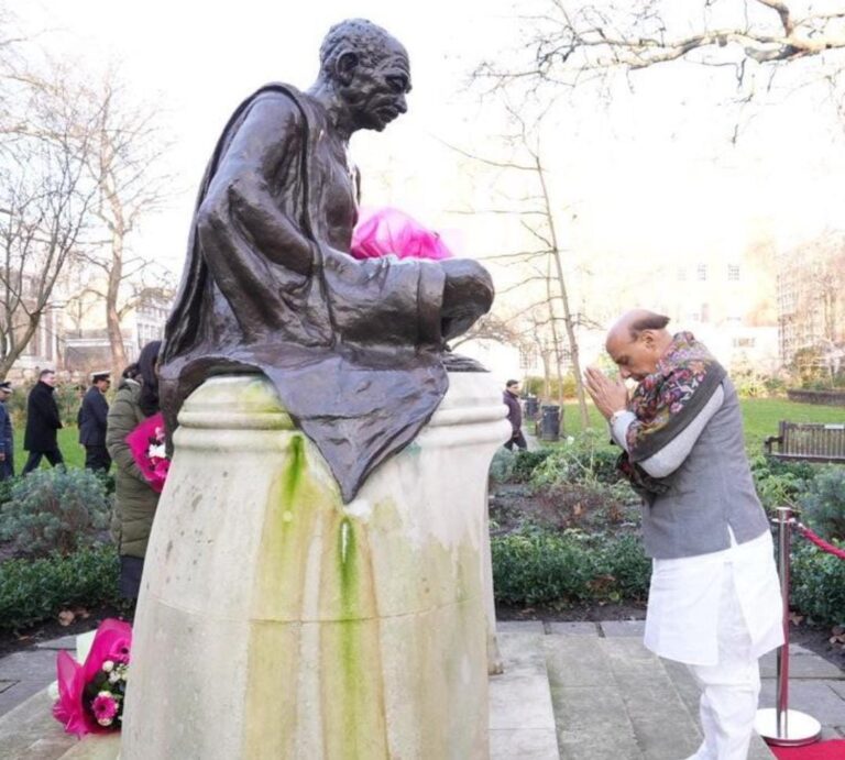 रक्षा मंत्री राजनाथ सिंह ने लंदन के टैविस्टॉक में महात्मा गांधी की प्रतिमा पर उन्हें श्रद्धांजलि अर्पित की