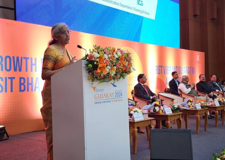 केंद्रीय वित्त मंत्री निर्मला सीतारमण ने गांधीनगर में वाइब्रेंट गुजरात ग्लोबल समिट 2024 के सेमिनार में दर्शकों को किया संबोधित