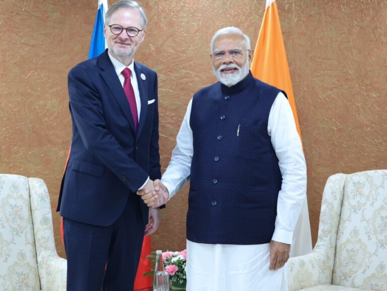 गुजरात : PM मोदी ने चेक गणराज्य के प्रधानमंत्री पेट्र फियाला के साथ की द्विपक्षीय बैठक