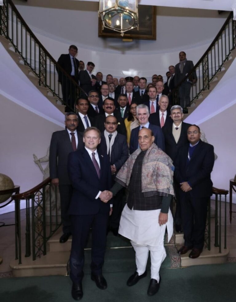 रक्षा मंत्री राजनाथ सिंह और उनके ब्रिटिश समकक्ष ग्रांट शाप्स ने आज लंदन के ट्रिनिटी हाउस में भारत-ब्रिटेन रक्षा उद्योग सीईओ गोलमेज सम्मेलन में लिया भाग