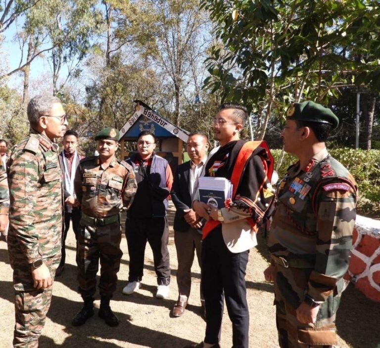 भारतीय सेना पूर्वी कमान के GOC-in-C लेफ्टिनेंट जनरल आरसी तिवारी ने मणिपुर का किया दौरा