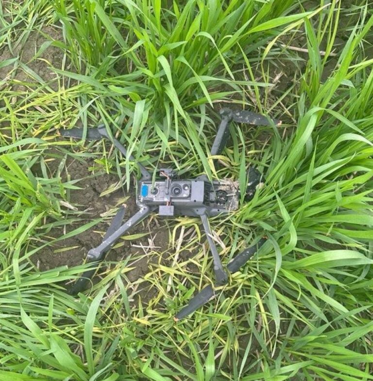 BSF ने अमृतसर जिले से ड्रोन के साथ हेरोइन का एक पैकेट किया बरामद