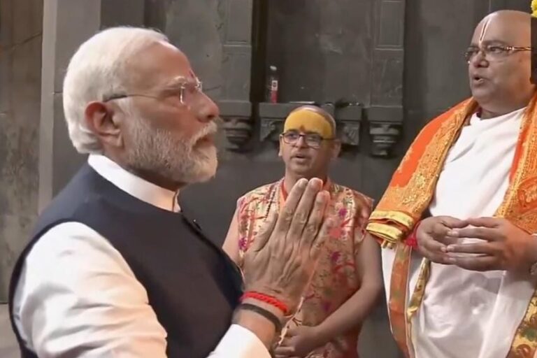 महाराष्‍ट्र: PM Modi ने नासिक के श्री कालाराम मंदिर में की पूजा-अर्चना