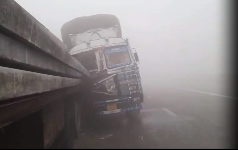 ग्रेटर नोएडा: ईस्टर्न पैरिफेरल एक्सप्रेस-वे पर भीषण हादसा, पांच ट्रकों की हुई जबरदस्त भिड़ंत, एक चालक की मौत