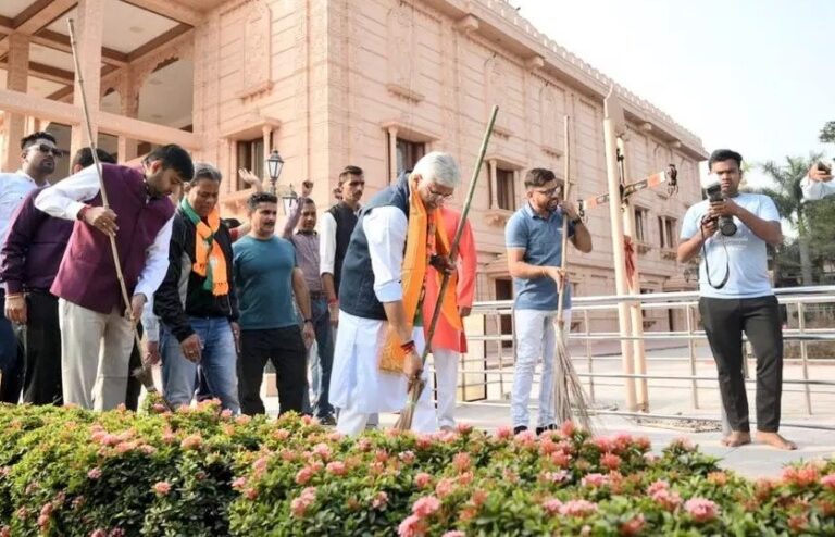 केन्द्रीय जल शक्ति मंत्री गजेन्द्र सिंह शेखावत ने रायपुर के श्री राम मंदिर में की सफाई