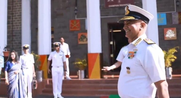 महाराष्ट्र: भारतीय नौसेना प्रमुख एडमिरल आर हरि कुमार ने अपने अल्मा मेटर, राष्ट्रीय रक्षा अकादमी के जूलियट स्क्वाड्रन का किया दौरा