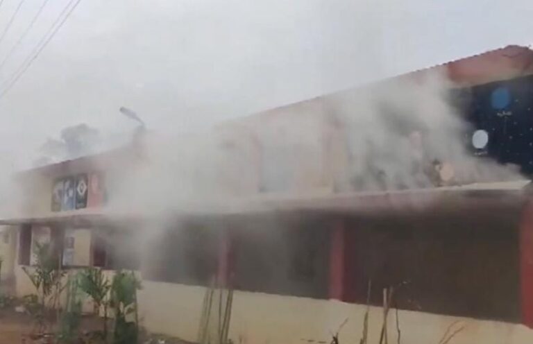 आंध्र प्रदेश : श्रीकाकुलम में स्कूल के स्टोर रूम में लगी भीषण आग