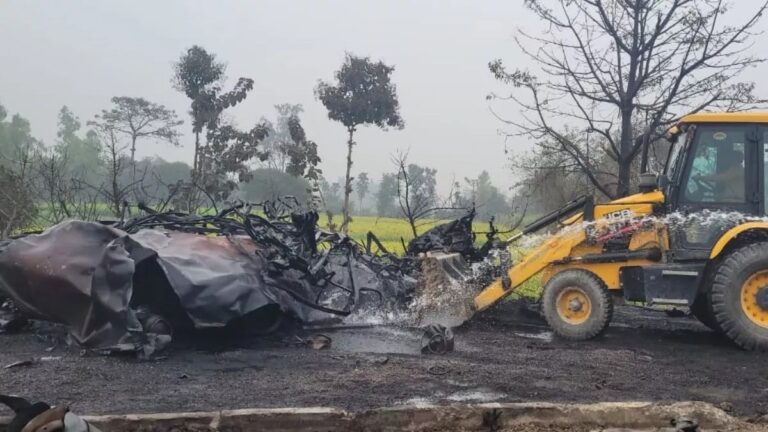 लखनऊ से गोंडा जा रहे ट्रक में लगी आग, एक किलोमीटर दूर उछलकर गिरे गैस सिलेंडर; एक घंटे तक होता रहा विस्फोट