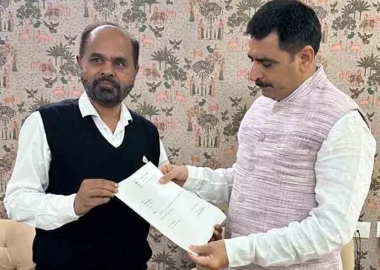 गुजरात में कांग्रेस को झटका, बीजापुर से विधायक सीजे चावड़ा ने दिया इस्तीफा