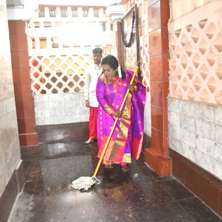तेलंगाना की राज्यपाल तमिलिसाई साउंडराजन ने खैरताबाद श्री हनुमान मंदिर में की साफ-सफाई