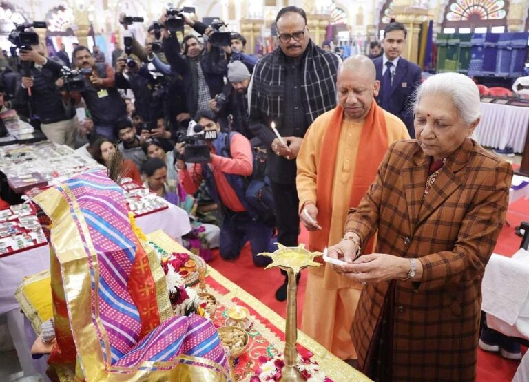 CM  योगी ने ग्रामश्री एवं क्राफ्ट रूट्स द्वारा आयोजित हैंडीक्राफ्ट प्रदर्शनी का किया उद्घाटन