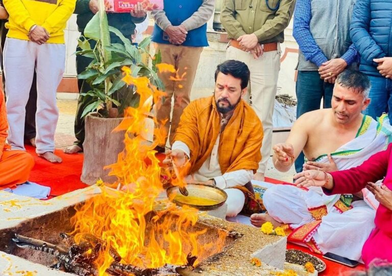 केंद्रीय सूचना एंव प्रसारण मंत्री अनुराग ठाकुर ने अवाह देवी मंदिर में की पूजा-अर्चना