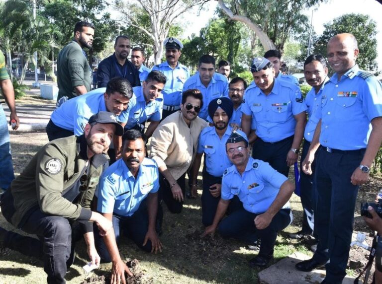 अभिनेता रितिक रोशन और अनिल कपूर ने पुणे में वायु सेना के जवानों से मुलाकात की