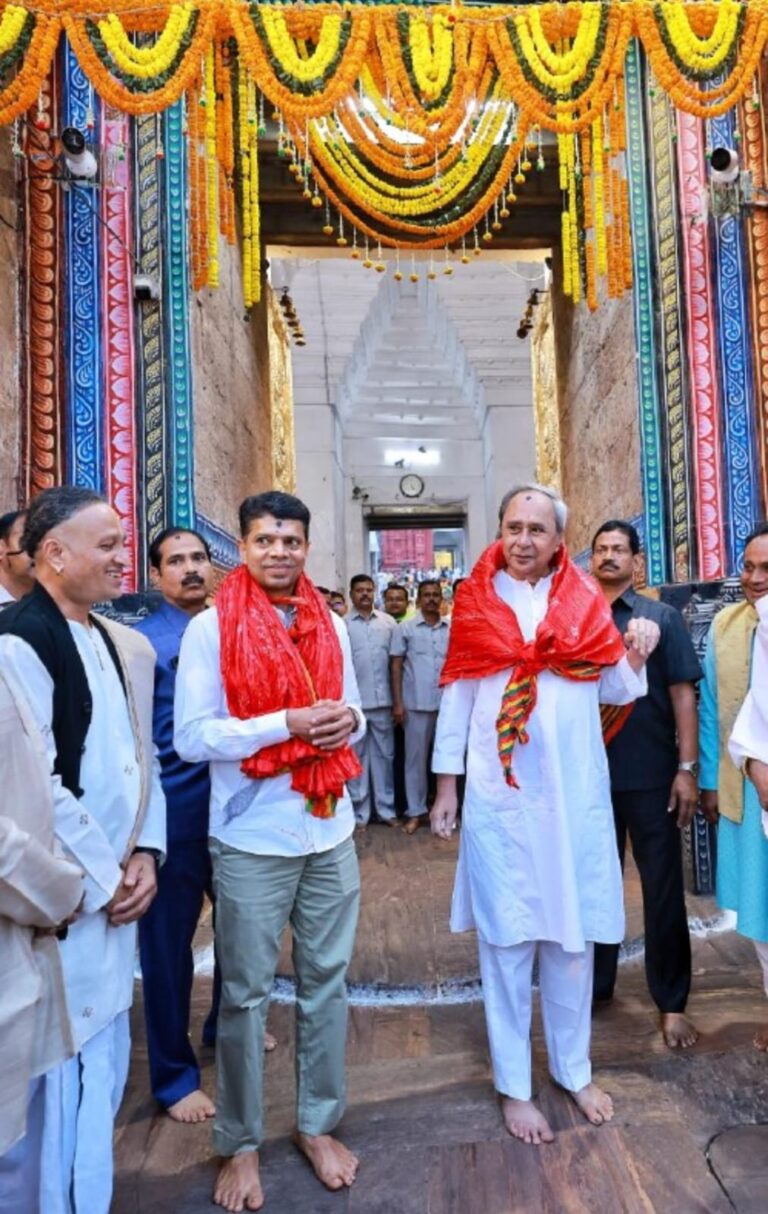 उड़ीसा के CM नवीन पटनायक ने जगन्नाथ धाम मंदिर में की पूजा-अर्चना
