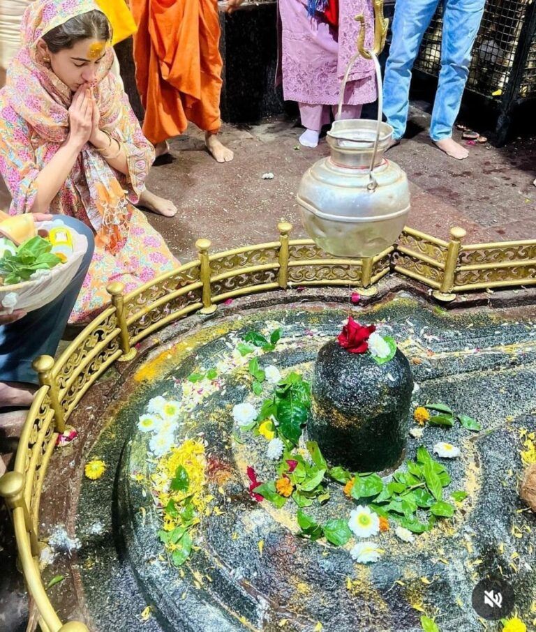 अभिनेत्री सारा अली खान पहुंची घृष्णेश्वर ज्योतिर्लिंग, तस्वीरें साझा कर लिखा- जय भोलेनाथ