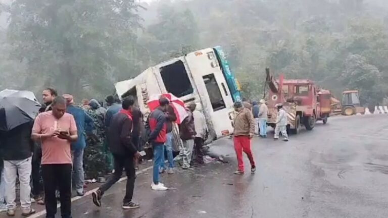 ओडिशा : NH-49 पर भीषण सड़क हादसा, ट्रक पलटने से 6 लोगों की हुई मौत