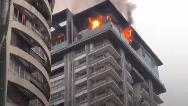 मुंबई में एक बहुमंजिला इमारत के पेंटहाउस में लगी भीषण आग