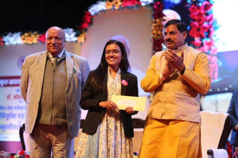 मप्र सिविल सेवा के वर्ष 2019 एवं 2020 के लिए चयनित अभ्यर्थियों को CM डॉ. मोहन यादव ने सौंपें नियुक्ति पत्र