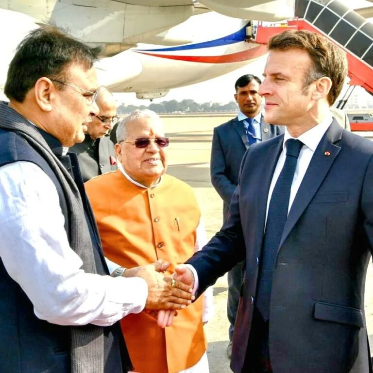 फ्रांस के राष्ट्रपति इमैनुएल मैक्रॉन भारत की अपनी दो दिवसीय राजकीय यात्रा पर जयपुर पहुंचे