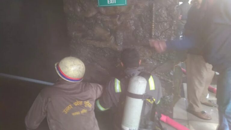 उप्र: एक रेस्टोरेंट में लगी भीषण आग