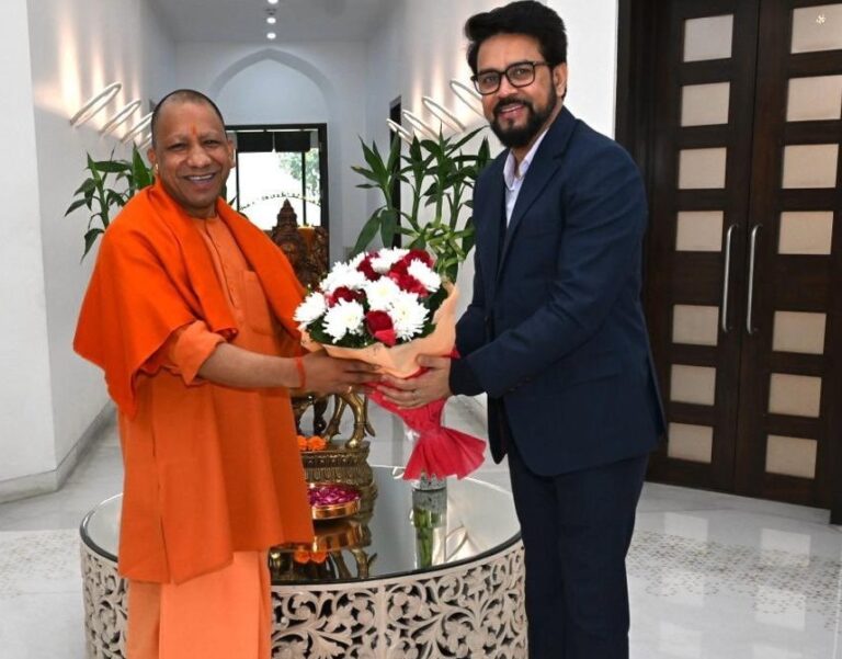 केंद्रीय सूचना एवं प्रसारण मंत्री अनुराग ठाकुर ने CM योगी आदित्यनाथ से की मुलाकात