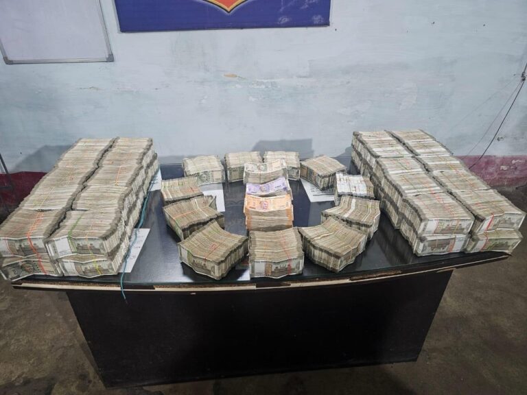 छत्तीसगढ़: वाहन चेकिंग के दौरान पुलिस ने कार से 2 करोड़ रुपये किए बरामद