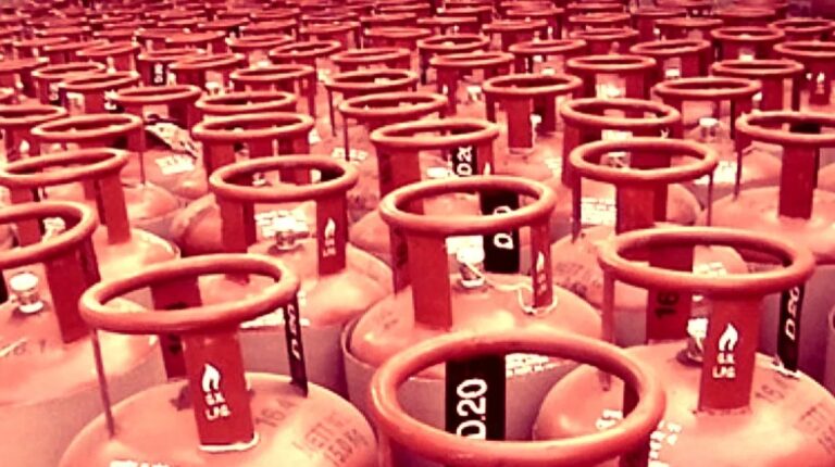 फिर बढ़े गैस के दाम, 14 रुपये महंगा हुआ LPG गैस सिलेंडर