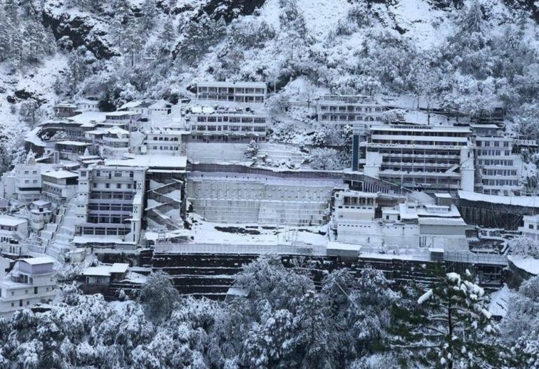 माता वैष्णो देवी मंदिर में हुई ताजा बर्फबारी, बर्फ की चादर में ढके केदारनाथ और बद्रीनाथ धाम