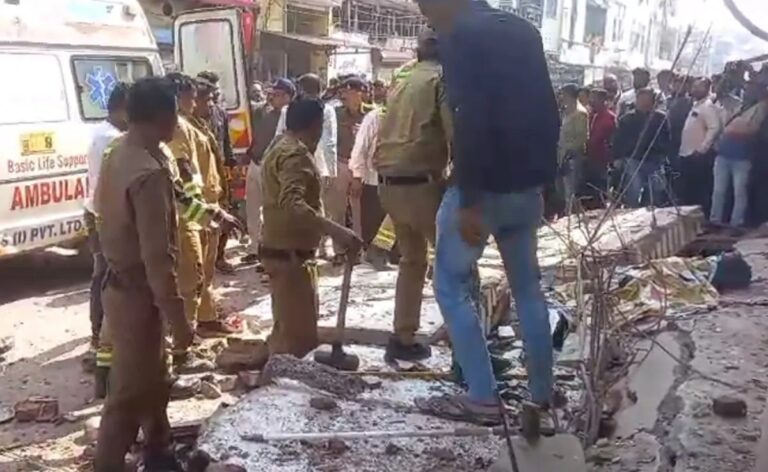 सतना : एक पुराने भवन का छज्जा गिरने से 2 लोगों की हुई मौत
