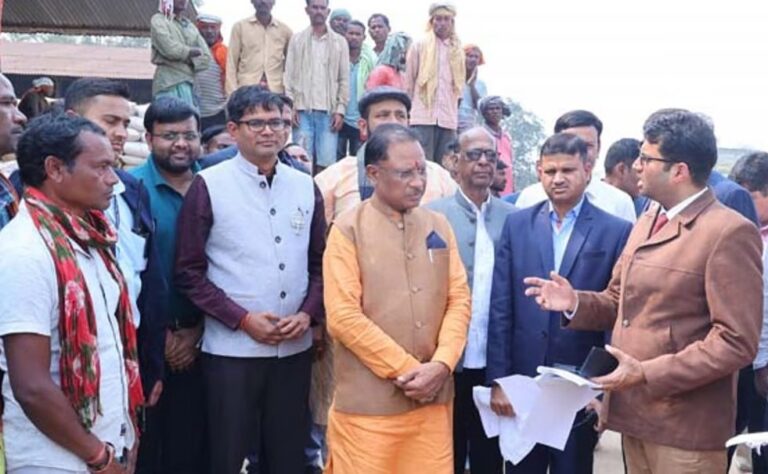 छत्तीसगढ़: CM विष्णुदेव साय ने धान खरीदी केंद्र का औचक निरीक्षण किया